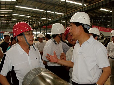 原湖南省省委常委、常務(wù)副省長于來山視察生產(chǎn)車間時(shí)與彭琪董事長親切交談